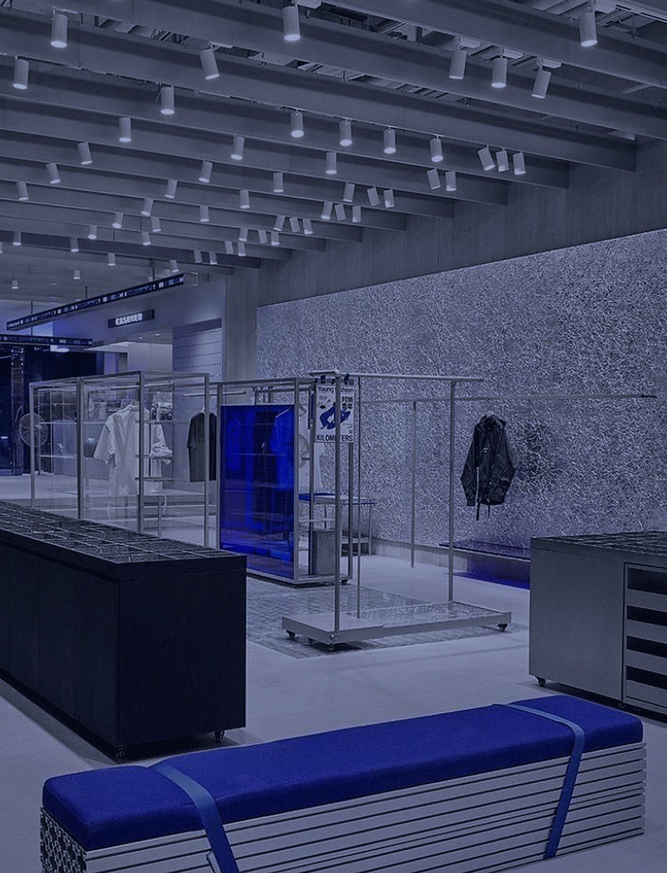 Cobalt pieces on a mirrored steel wall, fashion product content built for the Xiaohongshu feed